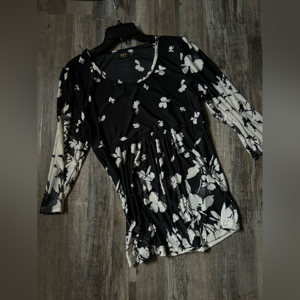 Women’s black and white floral top